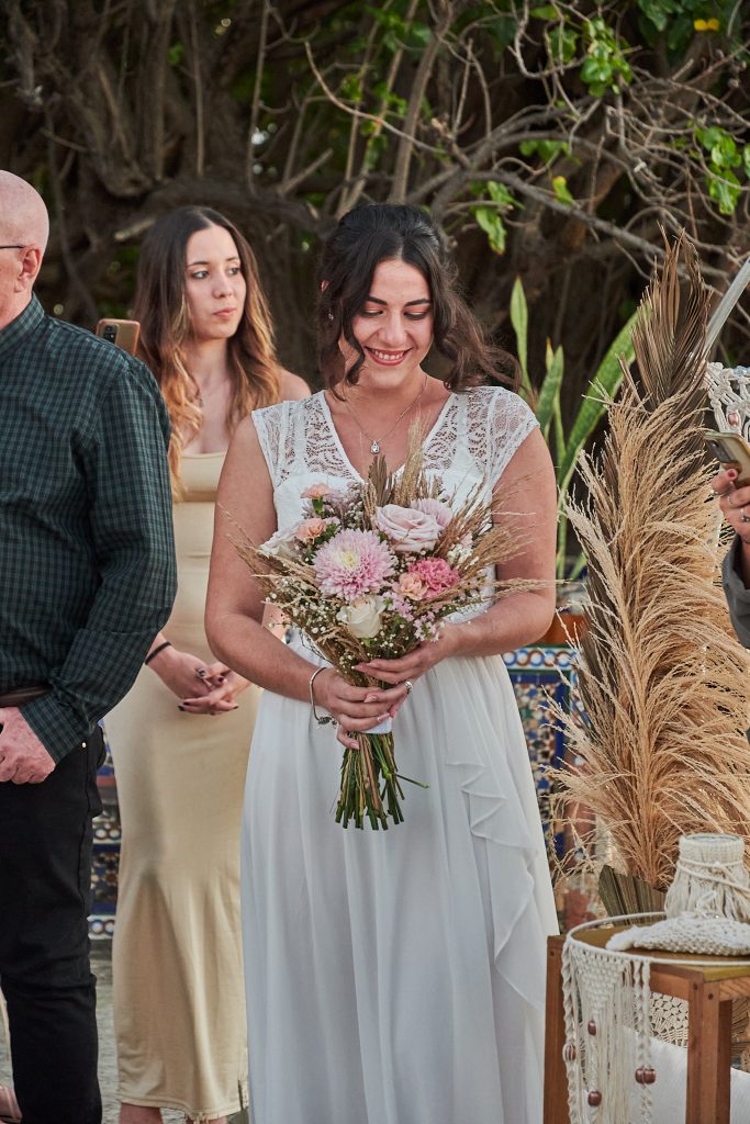 Novia boda 2025 con bouquet natural. 