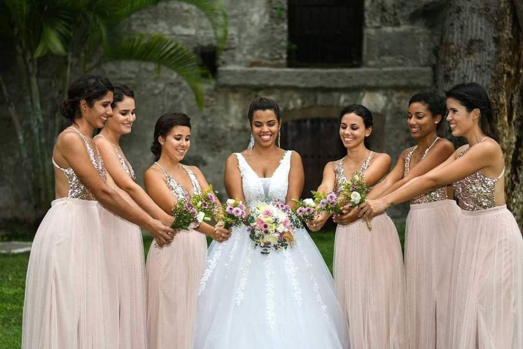Novia con sus damas de honor y ramos