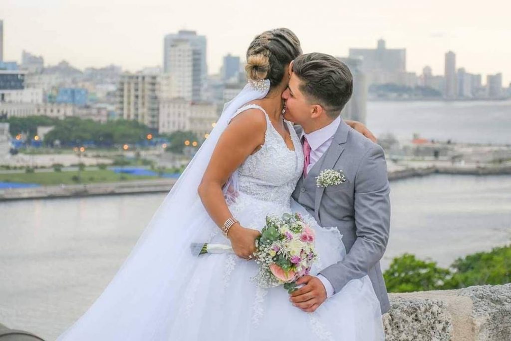 Novios besándose frente al skyline de La Habana