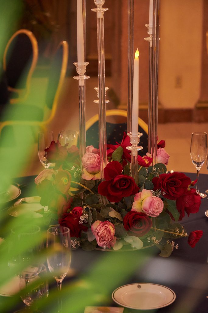 Centro de mesa con rosas rojas y velas