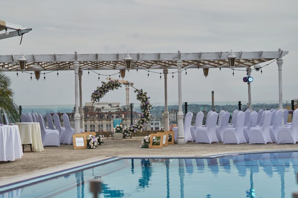 Banquete junto a la piscina con vista a la bahía