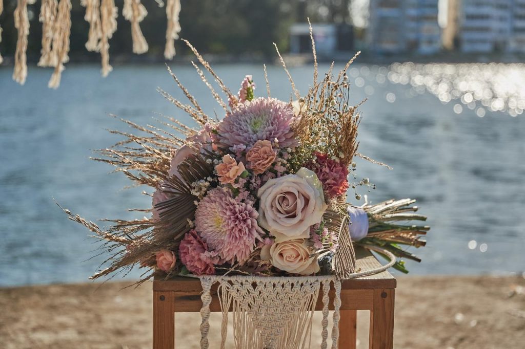 Arreglo de flores secas y pampas frente al mar