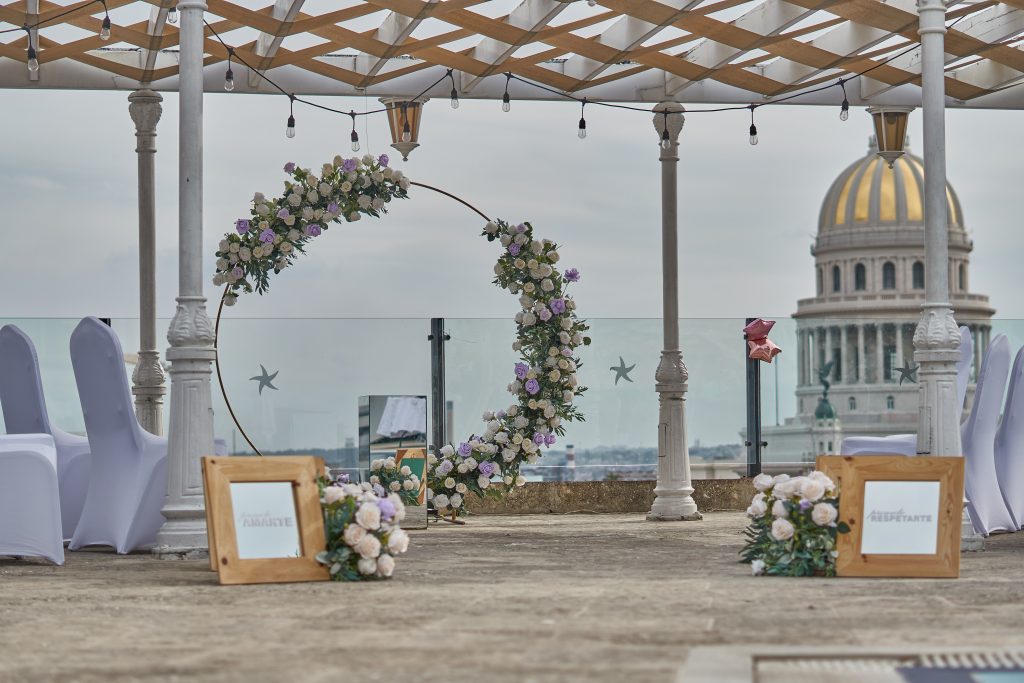 Arco floral circular en una azotea con vista a la cúpula del Capitolio